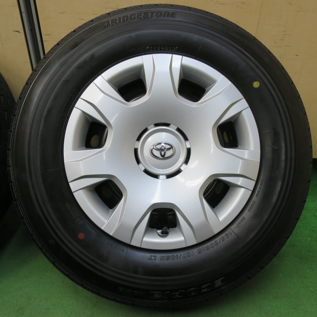 [送料無料] 新車外し！22年★トヨタ 200系 ハイエース 純正 スチール 195/80R15 107/105N ブリヂストン エコピア RD613 15インチ PCD139.7/6H★5032904イノ