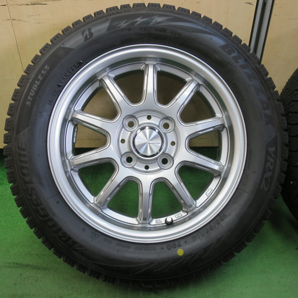 バリ溝！24年！キレイ！ほぼ10分★スタッドレス 165/65R14 ブリヂストン ブリザック VRX2 VEMOTION Vエモーション 14インチ ハスラー ソリオ 等 PCD100/4H★5052704イス