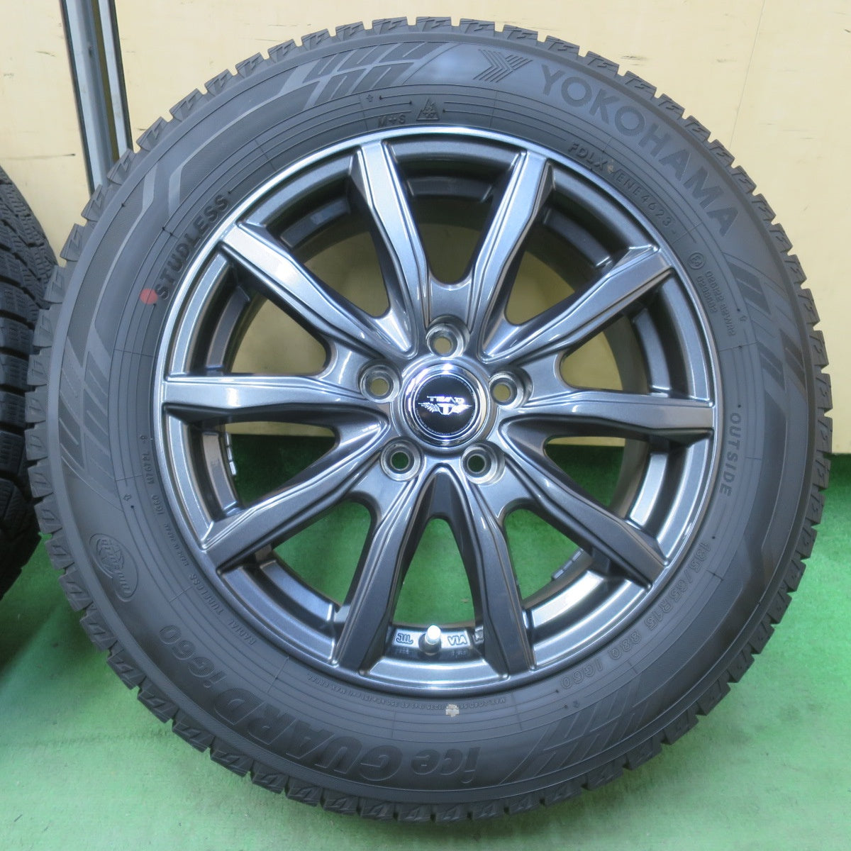 バリ溝！23年！キレイ！9.5分★シエンタ 等 185/65R15 スタッドレス ヨコハマ アイスガード iG60 TEAD テッド 15インチ PCD100/5H★6031203イス