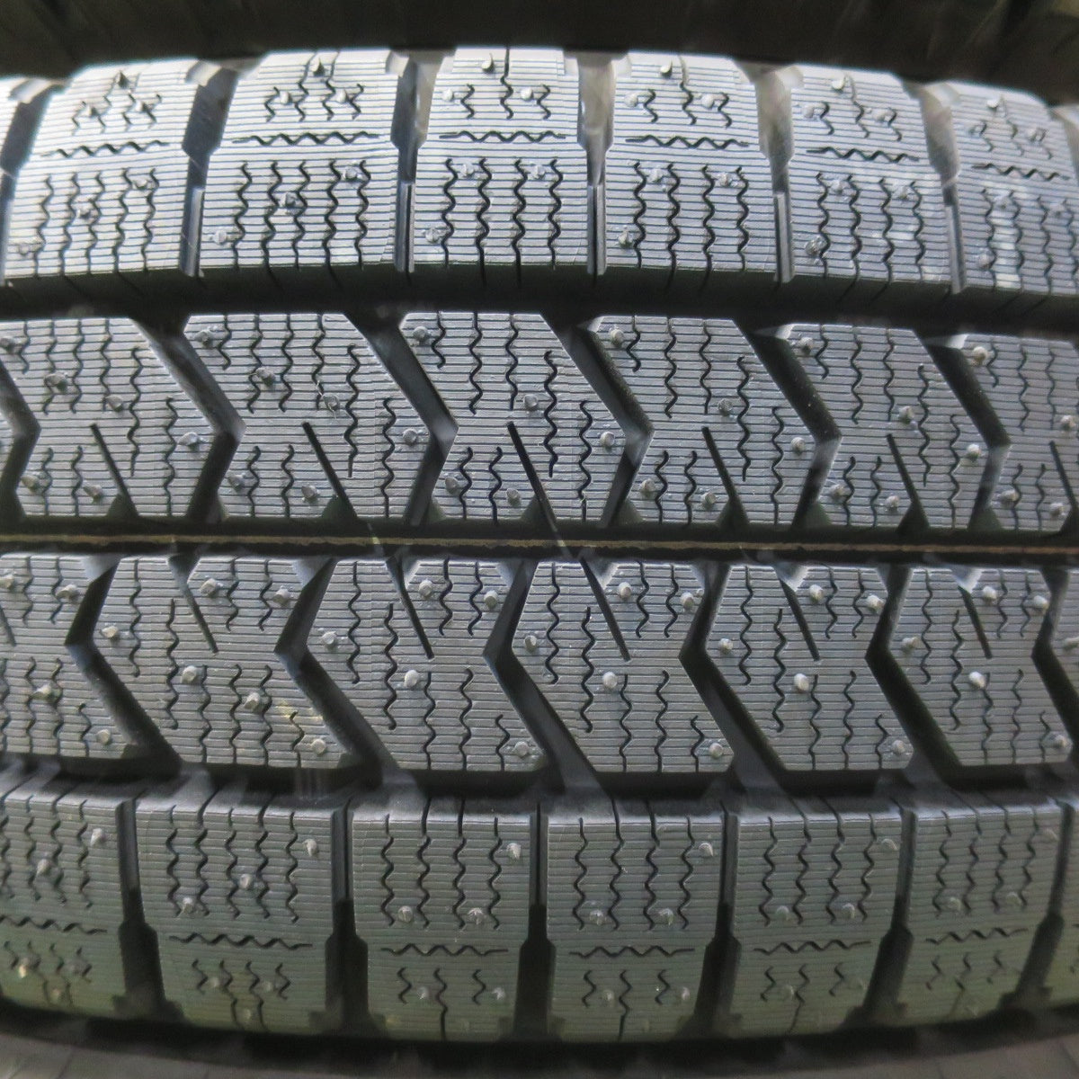 未使用！25年！6本★トラック タイヤ 205/70R16 111/109N スタッドレス ブリヂストン ブリザック W989 16インチ★6010704イスタ