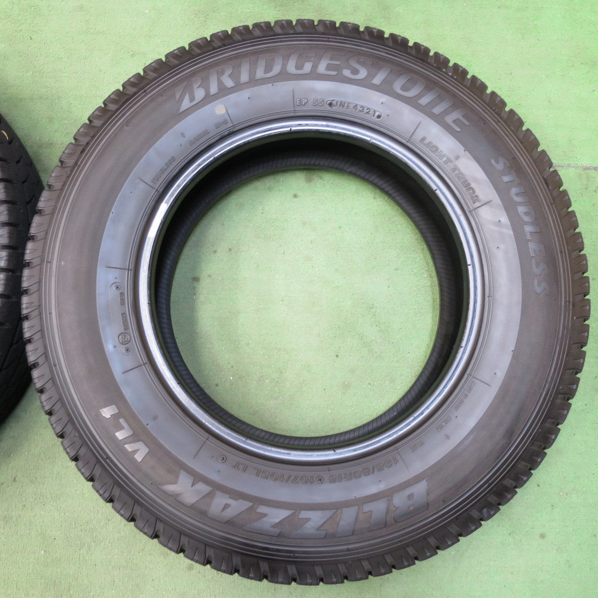 バリ溝！21年！9.5分★スタッドレス 195/80R15 107/105L ブリヂストン ブリザック VL1 タイヤ 15インチ ハイエース キャラバン 等★5100403イスタ