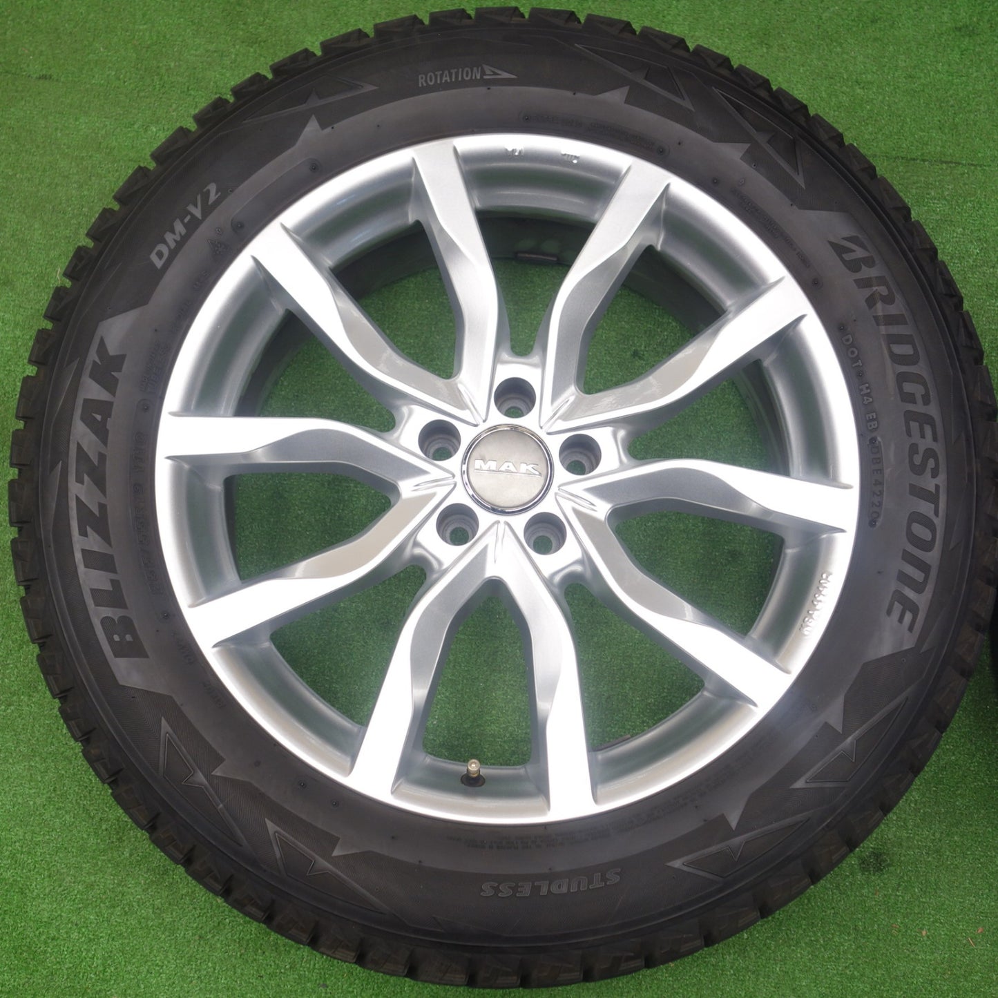 バリ溝！キレイ！9分★アウディ Q7 Q8 MAK HIGHLANDS 255/55R19 スタッドレス ブリヂストン ブリザック DM-V2 ハイランズ 19インチ PCD112/5H★6021502KTス