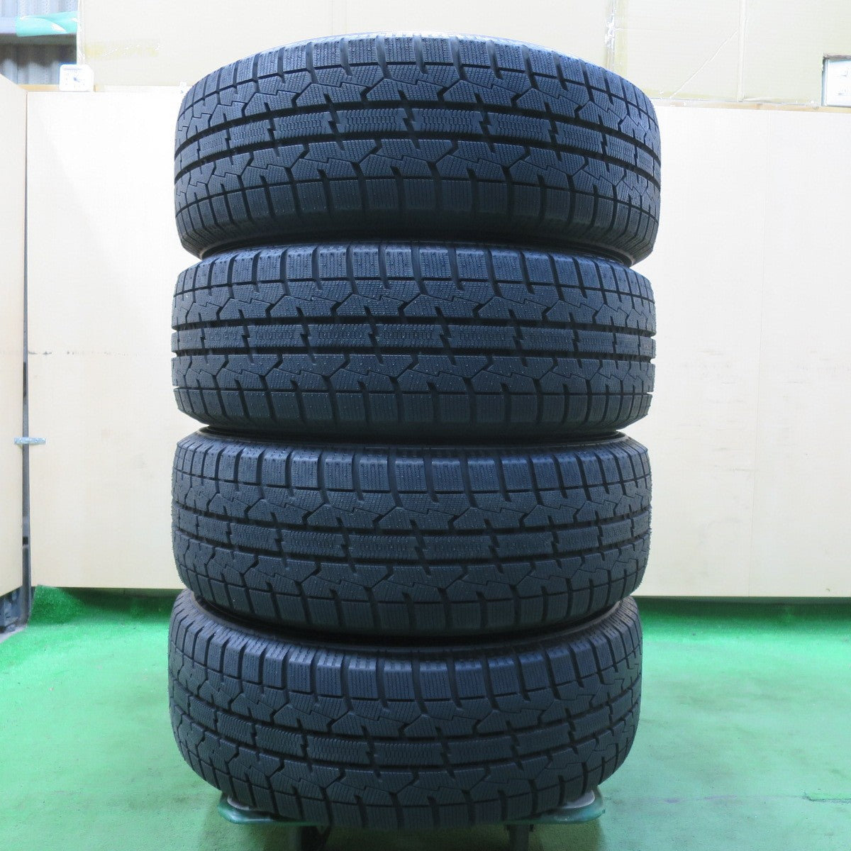 [送料無料] タイヤほぼ未使用！22年！キレイ★スタッドレス 215/60R16 トーヨー オブザーブ ガリット GIZ SCHNEIDER MiD シュナイダー 16インチ PCD114.3/5H★5031305イス