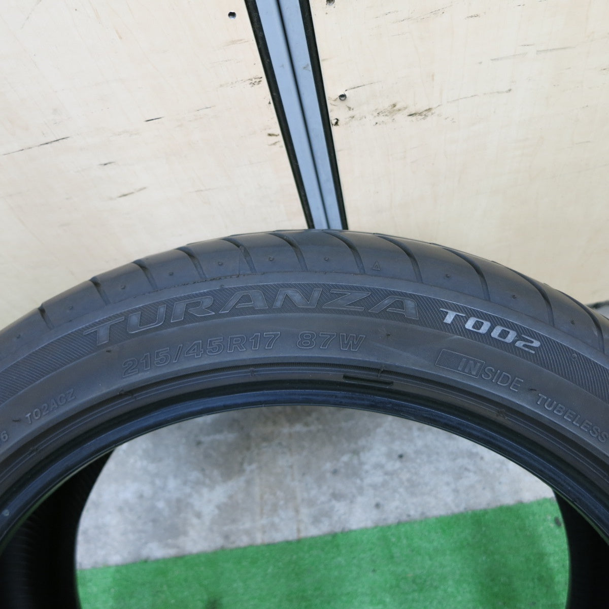 [送料無料] バリ溝！22年！9.5分★215/45R17 ブリヂストン トランザ T002 タイヤ 17インチ カローラツーリング プリウス PHV 等★4110204ナノタ