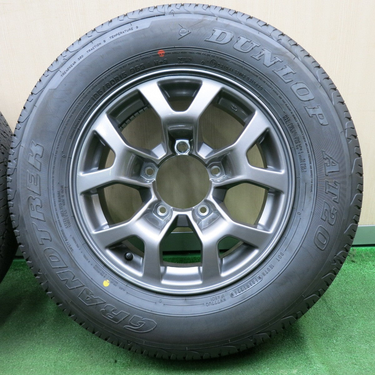 *送料無料* 新車外し！24年★スズキ ジムニー シエラ 純正 195/80R15 ダンロップ AT20 グラントレック 15インチ PCD139.7/5H★4061405NJノ
