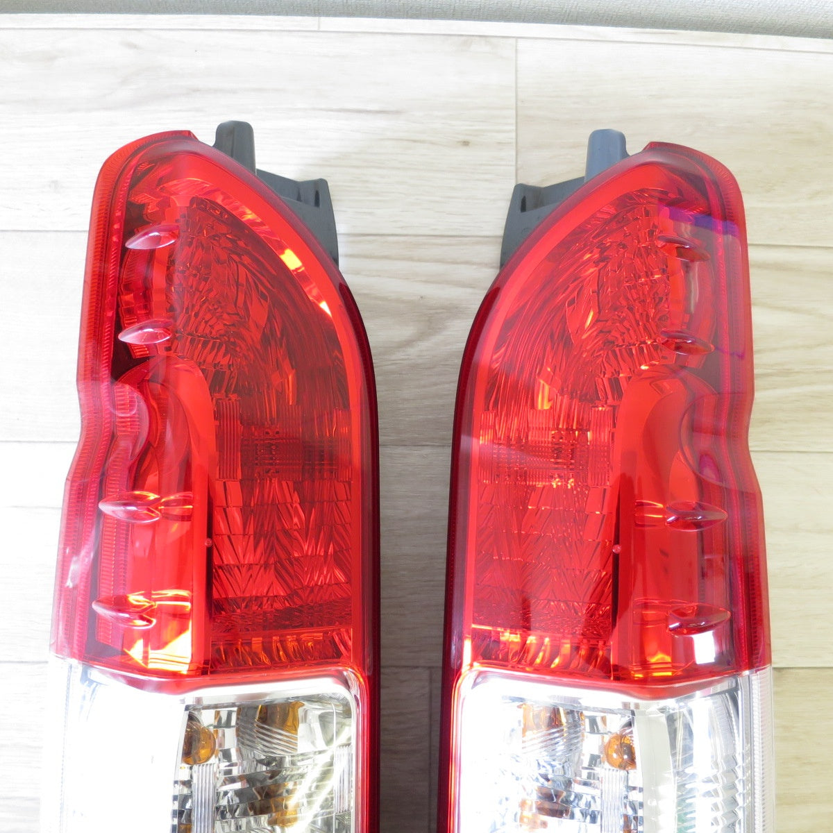 [送料無料] 左右セット◇トヨタ 200系 ハイエース スーパー GL 純正 テールランプ テールライト A045053 KOITO 26-140◇