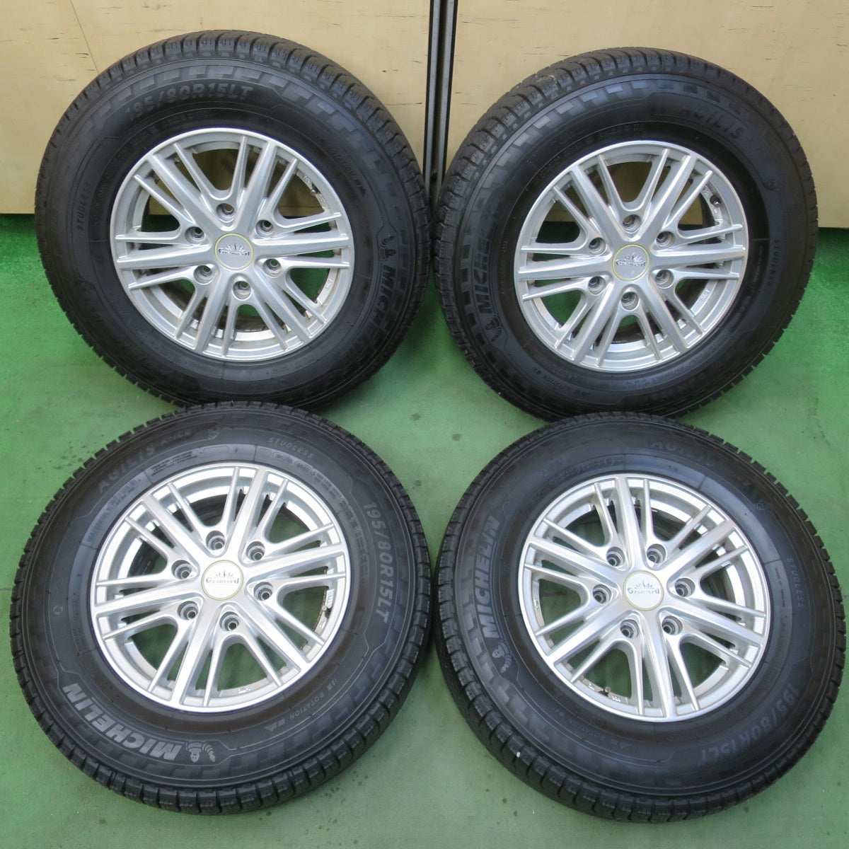 バリ溝！23年！9.5分★スタッドレス 195/80R15 107/105R ミシュラン AGILIS X-ICE Granverd グランヴァード 15インチ PCD139.7/6H★6011609イス