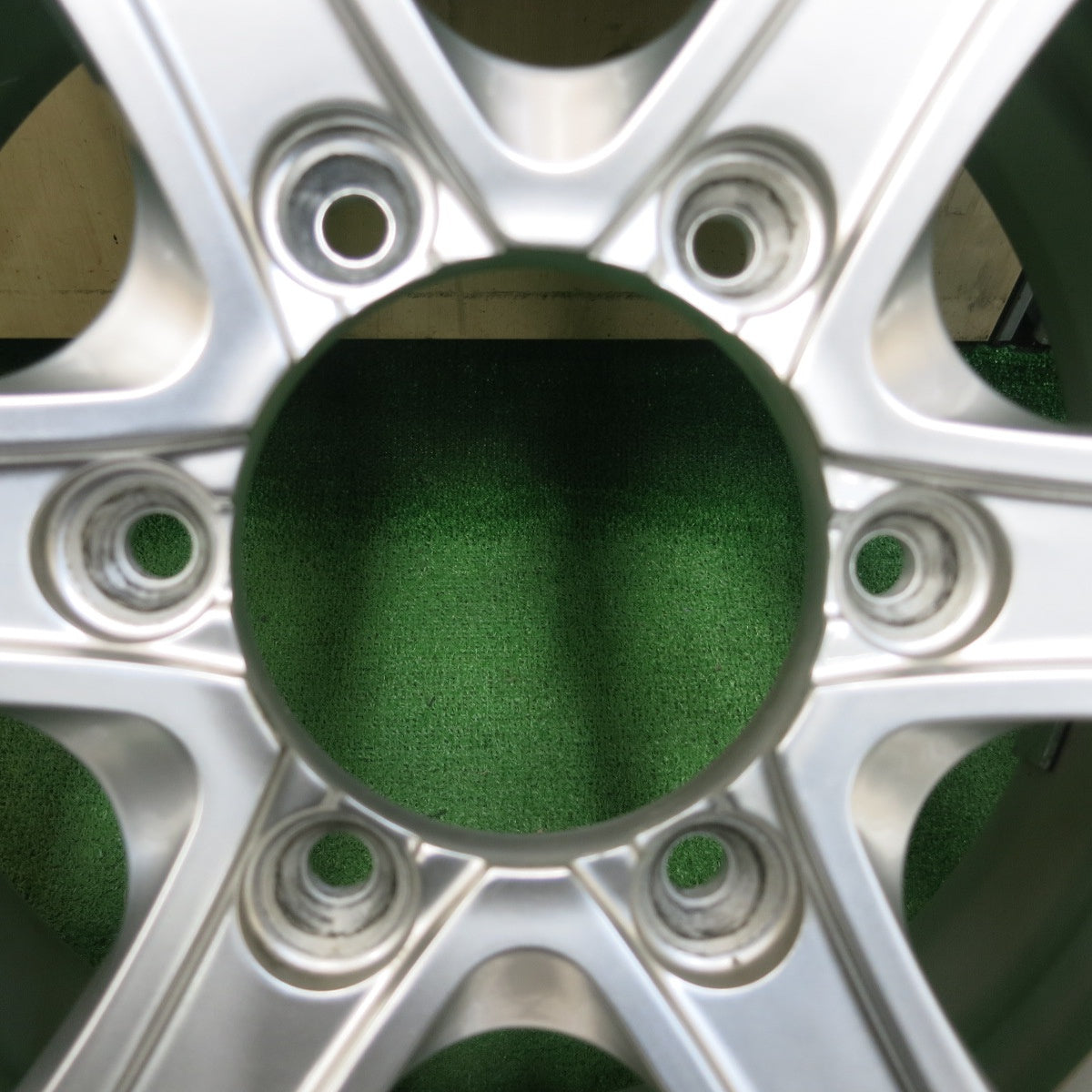 *送料無料* バリ溝！キレイ！9.5分★ハイエース等  KEEELER 195/80R15 スタッドレス グッドイヤー アイスナビ カーゴ キーラー 15インチ PCD139.7/6H★4041004イス