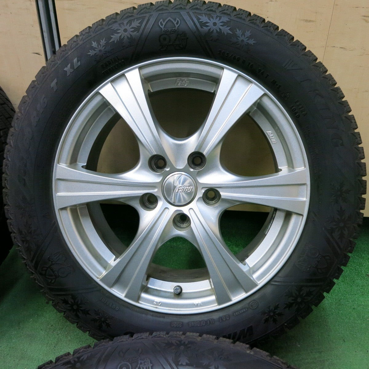 [送料無料] バリ溝！22年！キレイ！9.5分以上★スタッドレス 205/60R16 バイキング WINTECH WT6 Fang ファング 16インチ PCD114.3/5H★4092602SYス