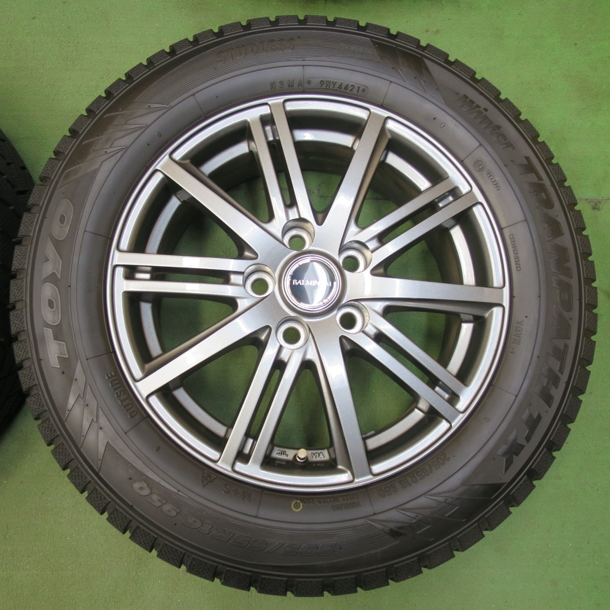 バリ溝！21年！キレイ！9.5分★スタッドレス 205/65R16 トーヨー ウインター トランパス TX BALMINUM バルミナ 16インチ PCD114.3/5H★5103102イス