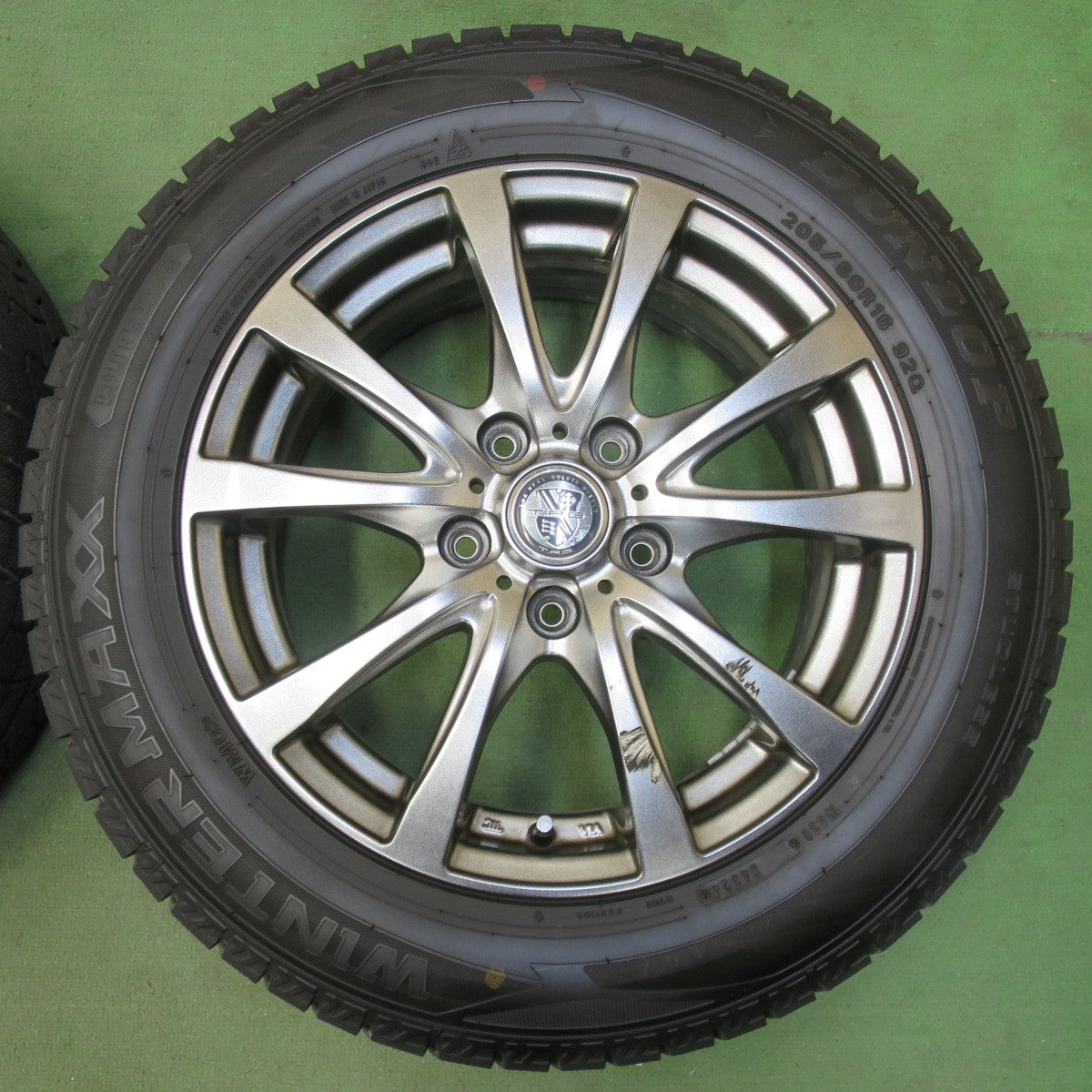 バリ溝！24年！9.5分★スタッドレス 205/60R16 ダンロップ ウインターマックス WM02 T.R.G. TRG 16インチ PCD114.3/5H★5110705イス