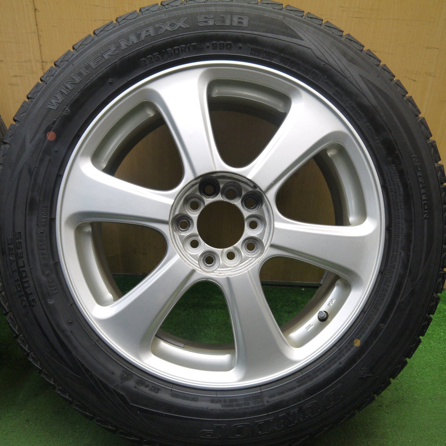 バリ溝！キレイ！9分★スタッドレス 225/60R17 ダンロップ ウインターマックス SJ8 社外 アルミ 17インチ PCD100 114.3/5H マルチ★5071506Hス