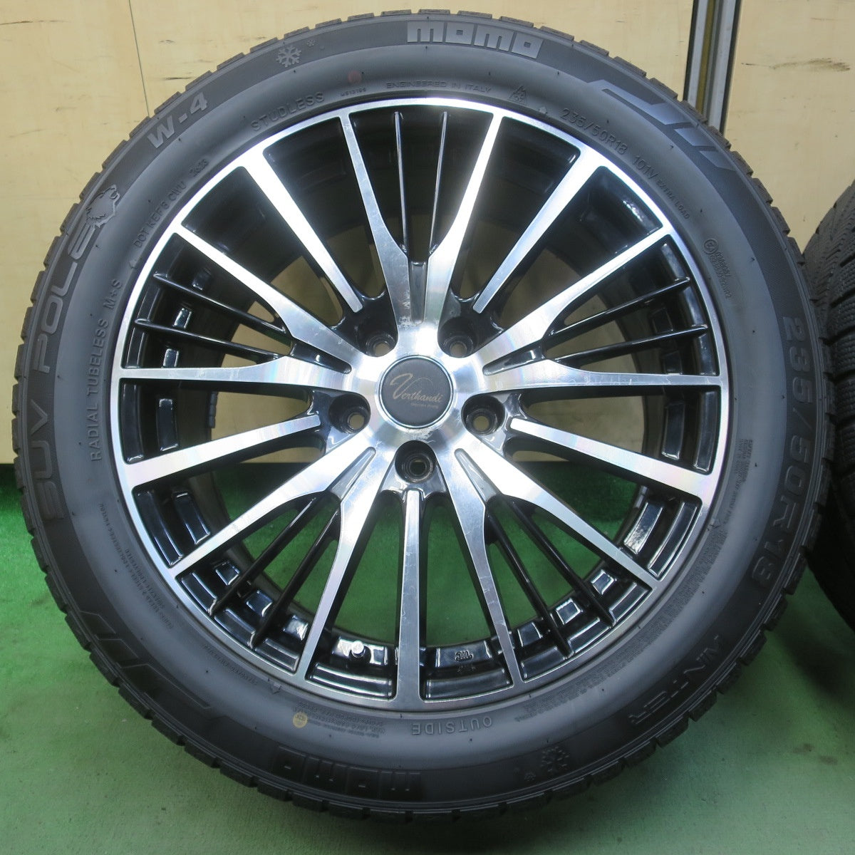 バリ溝！23年！8.5分◎スタッドレス 235/50R18 モモ SUV POLE W-4 Verthandi ヴェルザンディ 18インチ PCD114.3/5H◎6091501IMス