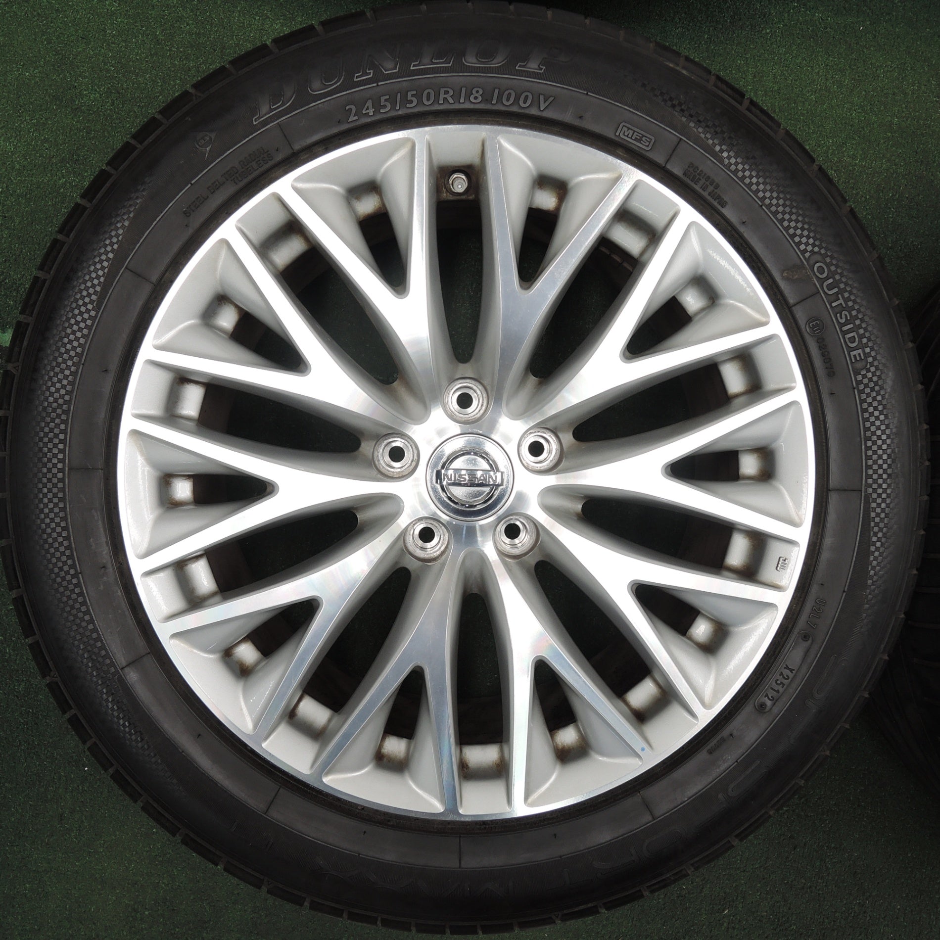 送料無料* バリ溝！8.5分☆日産 Y51 シーマ 純正 245/50R18 ダンロップ