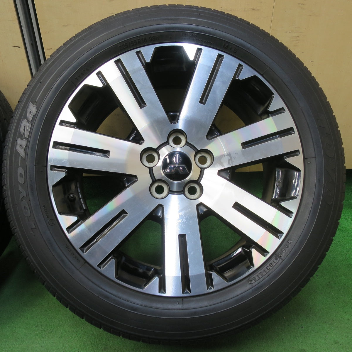 [送料無料] バリ溝！8.5分★三菱 デリカ D:5 純正 225/55R18 トーヨー A24 ヨコハマ ジオランダー SUV G055 18インチ D5 PCD114.3/5H★5031208イノ