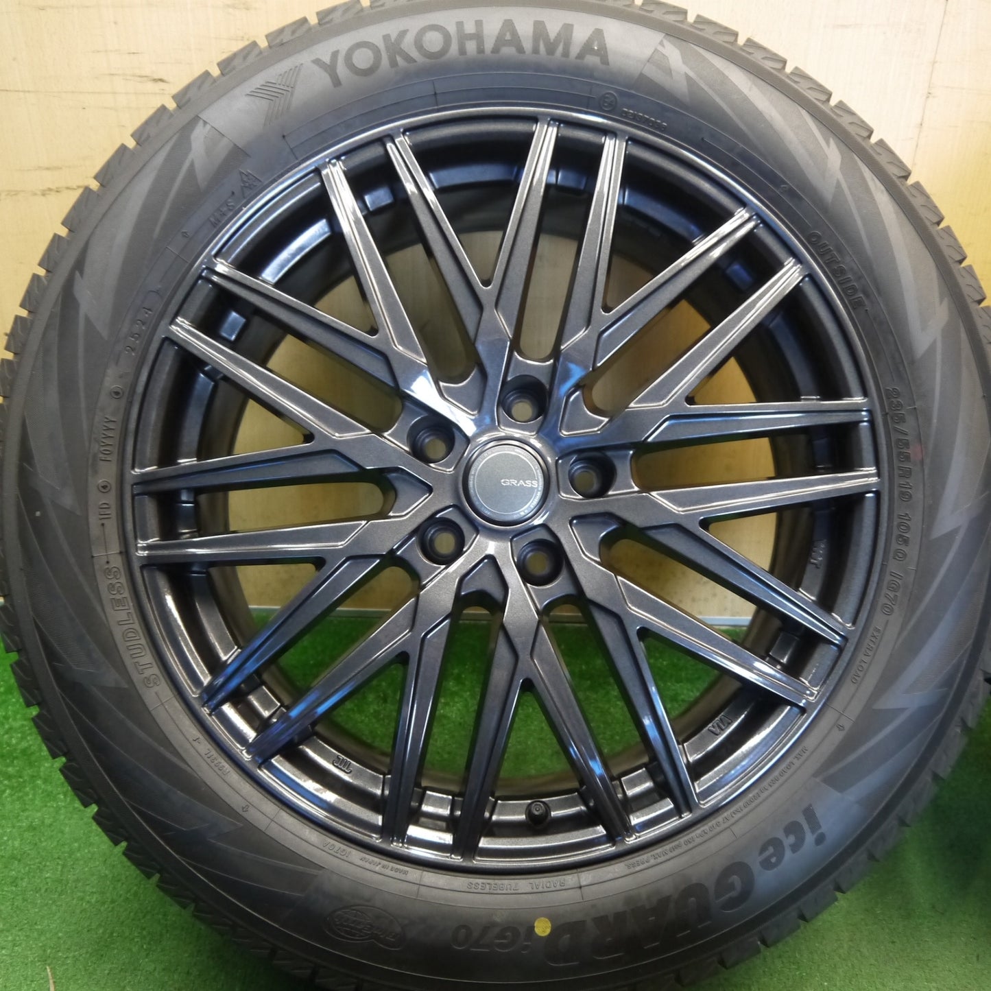 バリ溝！24年！キレイ！9.5分以上◎クラウンセダン 等 235/55R19 スタッドレス ヨコハマ アイスガード iG70 GRASS グラス 19インチ PCD120/5H◎6063004Hス