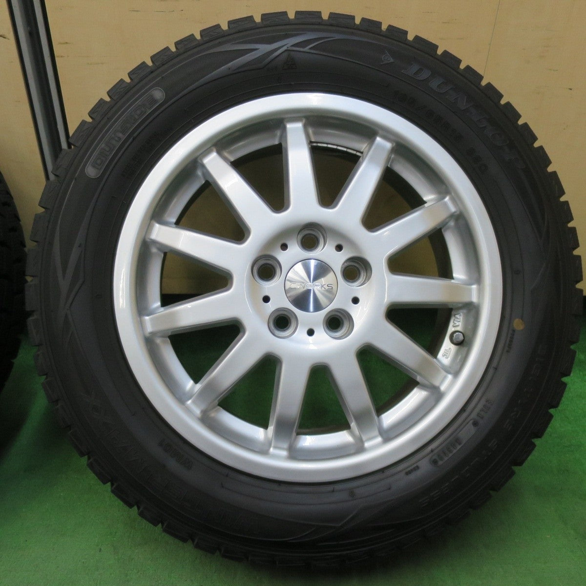 バリ溝！キレイ！9.5分★シエンタ 等 185/65R15 スタッドレス ダンロップ ウインターマックス WM01 CWORKS 15インチ PCD100/5H★5032912イス
