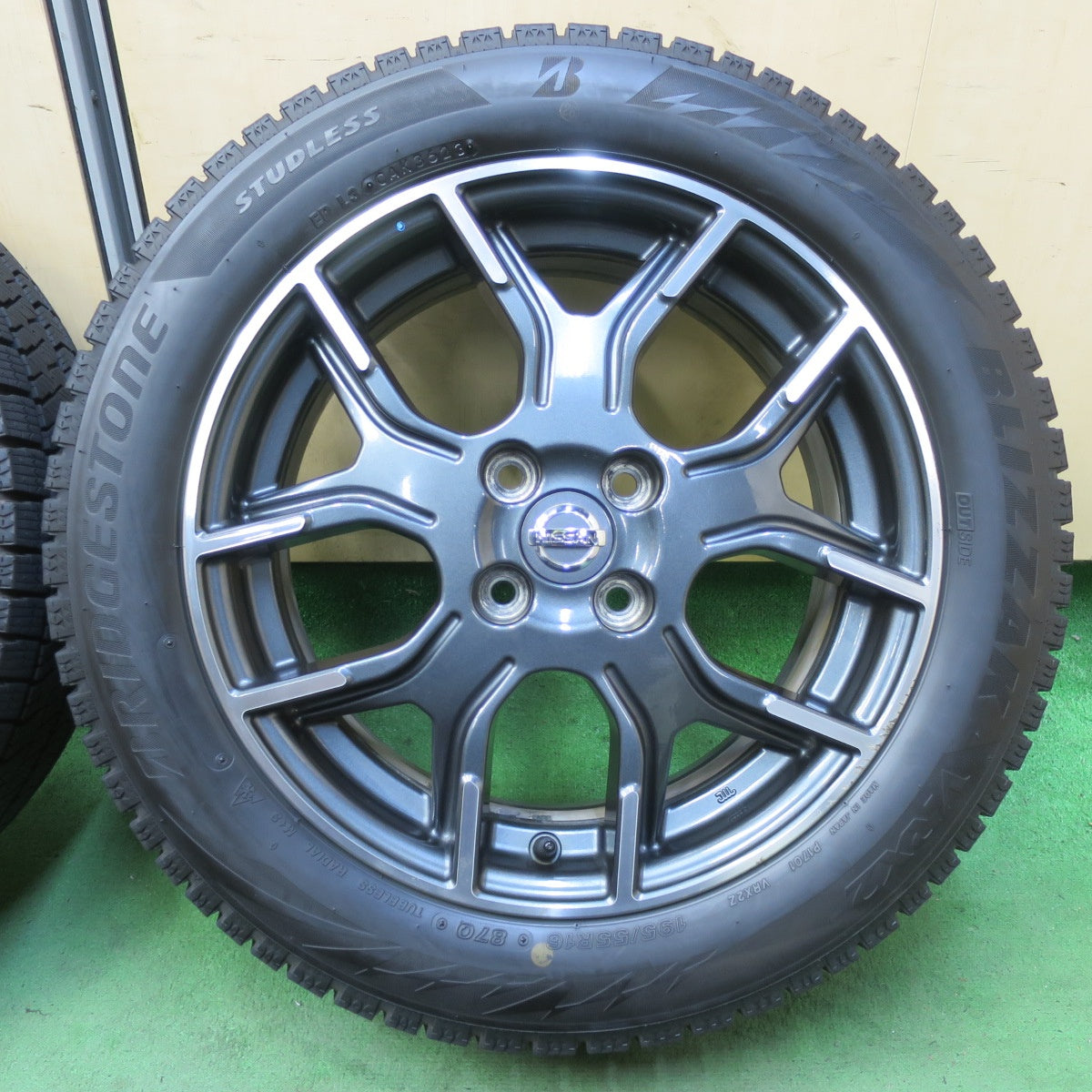 バリ溝！23年！キレイ！9.5分★日産 E12 ノート ニスモ 純正 195/55R16 スタッドレス ブリヂストン ブリザック VRX2 16インチ NISMO PCD100/4H★5072503イス