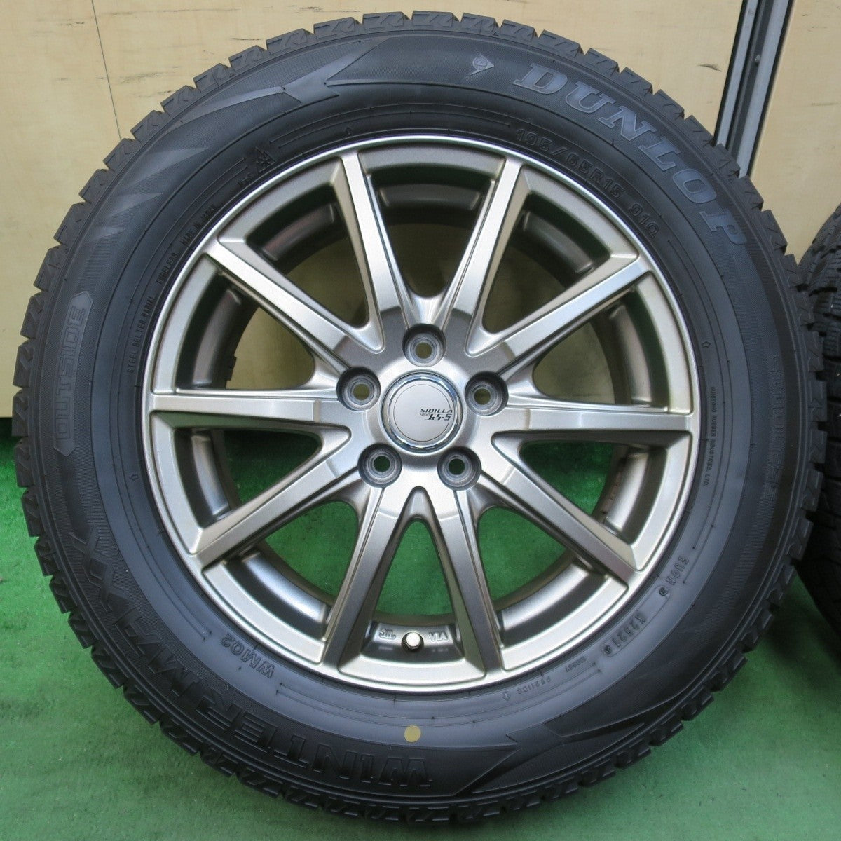 バリ溝！21年！キレイ！8.5分★プリウス 等 195/65R15 スタッドレス ダンロップ ウインターマックス WM02 SIBILLA NEXT GS-5 シビラ 15インチ PCD100/5H★5012503イス