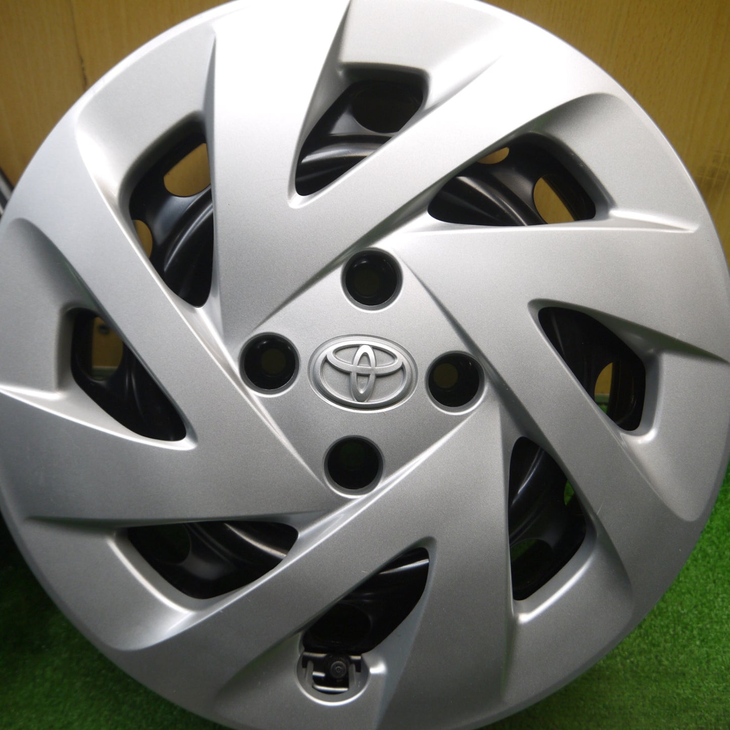 [送料無料] キレイ★トヨタ 10系 アクア 純正 スチール ホイール 15インチ 15×5.5J PCD100/4H★4122710Hホ