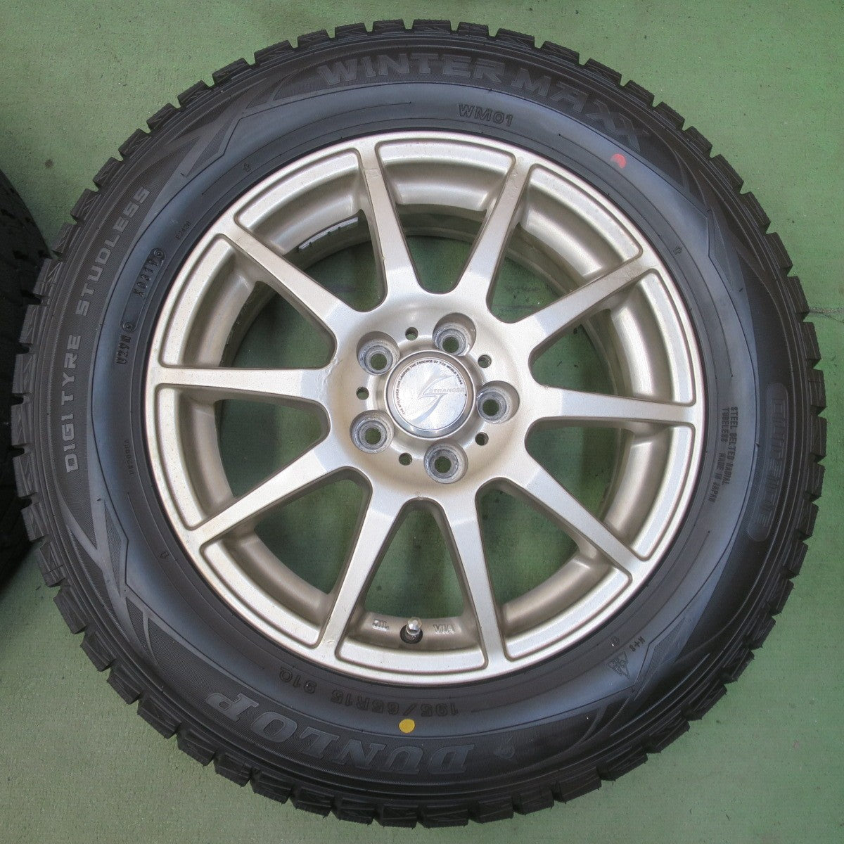 バリ溝！ほぼ10分◎プリウス 等 195/65R15 スタッドレス ダンロップ ウインターマックス WM01 STRANGER ストレンジャー 15インチ PCD100/5H◎6072602イス