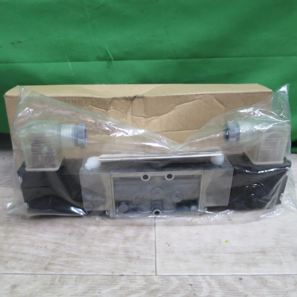 [送料無料] 未使用☆CKD セレックス バルブ 200V 4F220-08-L 4Fシリーズ 空気圧 バルブ パイロット式 5ポート弁 ①☆