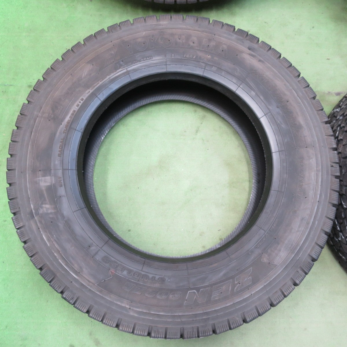 バリ溝！24年！9分★トラック タイヤ 245/70R19.5 136/134J スタッドレス ヨコハマ ZEN 902ZE 19.5インチ★5122013イスタ