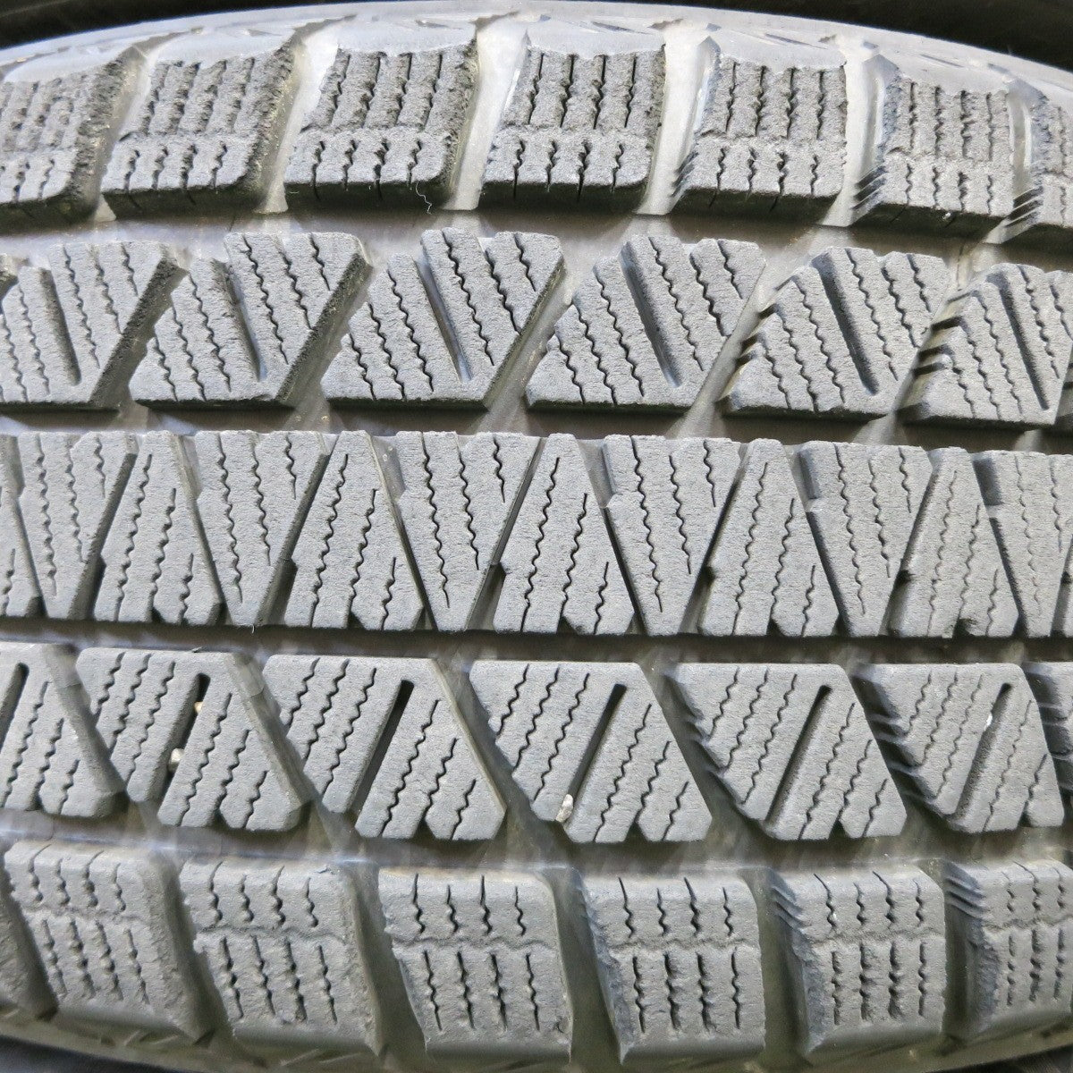 *送料無料* センサー付！バリ溝！22年！綺麗！9.5分★レクサス等 235/55R20 スタッドレス ブリヂストン ブリザック DM-V3 阿部商会 LF SPORT LF2 PCD114.3/5H★4041308イス