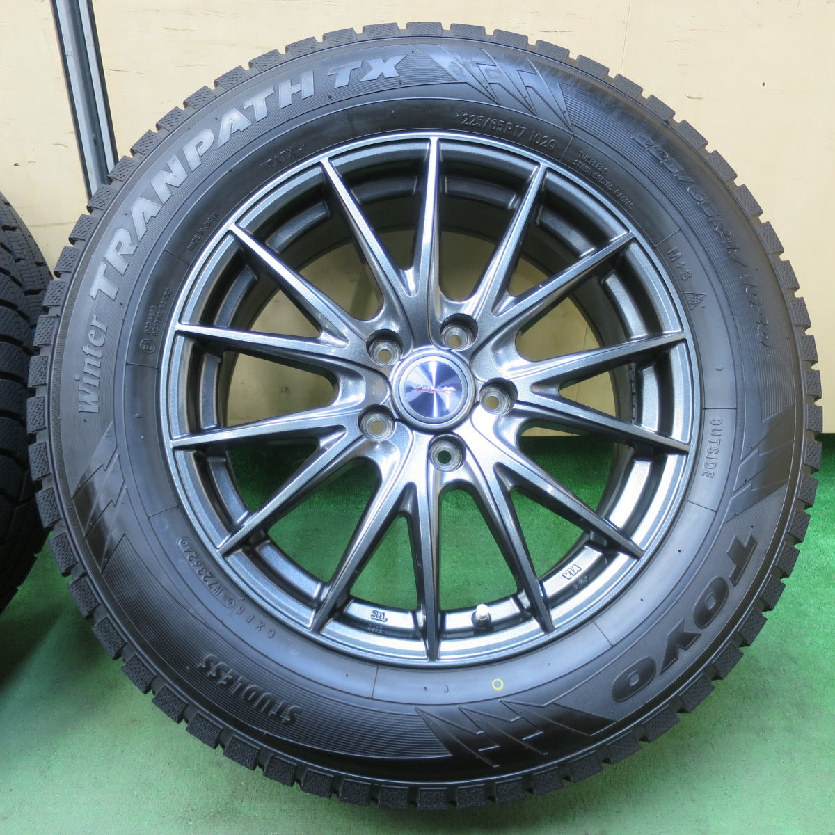 ほぼ未使用！24年！キレイ★スタッドレス 225/65R17 トーヨー ウインター トランパス TX VELVA SPORTZ ヴェルヴァ 17インチ PCD114.3/5H★5103014イス