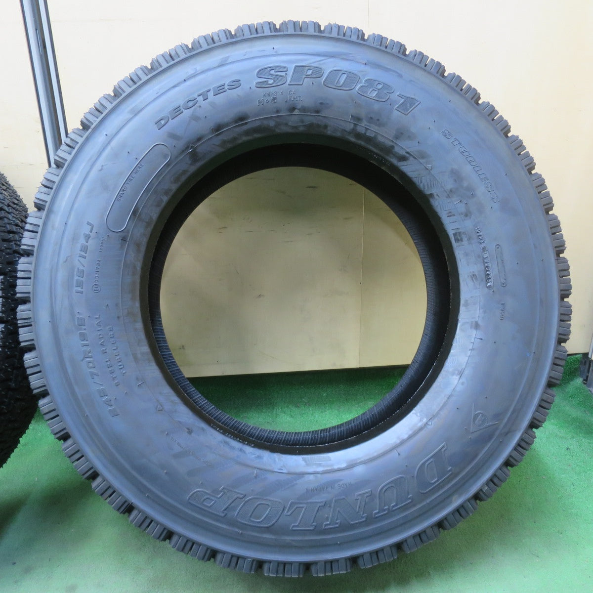 未使用！25年！2本★トラック タイヤ 245/70R19.5 136/134J スタッドレス ダンロップ デクテス SP081 DECTES 19.5インチ★6031107イスタ