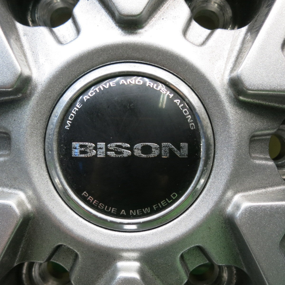 バリ溝！24年！キレイ！9.5分★ハイエース 等 195/80R15 107/105N トーヨー デルベックス 935 BISON BN-03 バイソン 15インチ PCD139.7/6H★5071903HAス