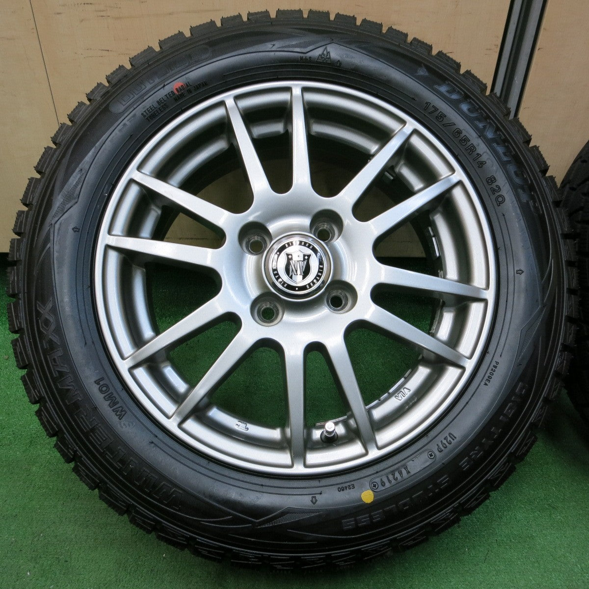 *送料無料* 超バリ溝！キレイ！ほぼ10分★スタッドレス 175/65R14 ダンロップ ウインターマックス WM01 NIRVANA NV ニルバーナ ニルヴァーナ PCD100/4H★4052007イス