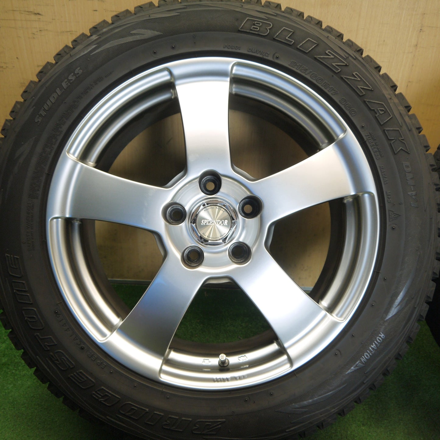 バリ溝！キレイ！9分◎スタッドレス 215/60R17 ブリヂストン ブリザック DM-V1 SPLENDOR スプレンダー 17インチ PCD114.3/5H◎6062307Hス