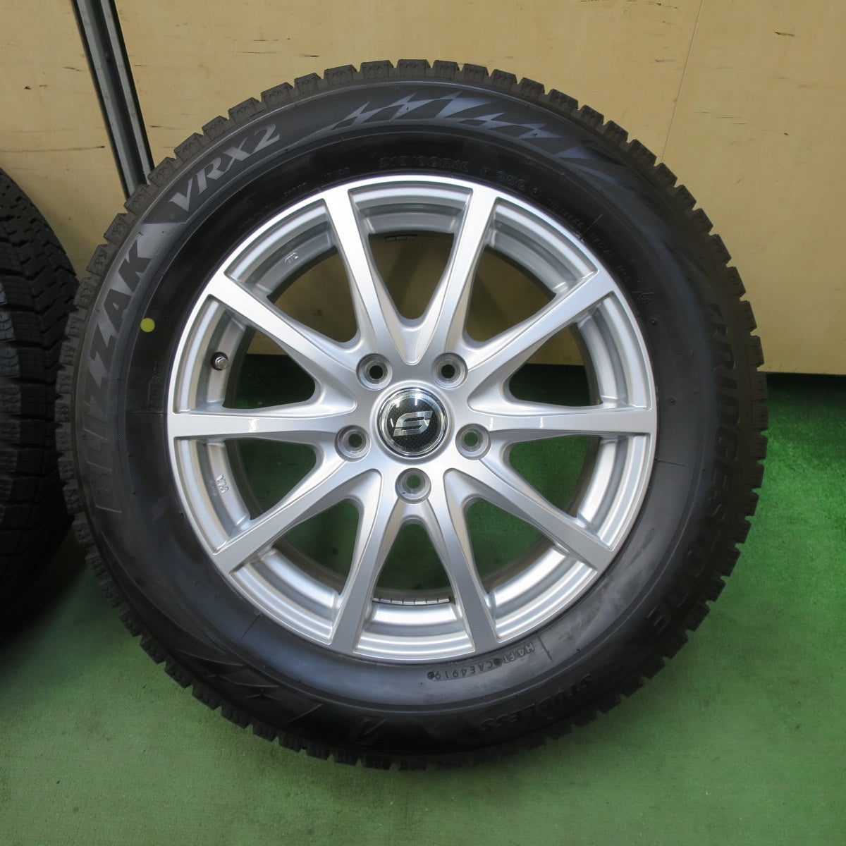 バリ溝！キレイ！9.5分★スタッドレス 215/60R16 ブリヂストン ブリザック VRX2 STRANGER ストレンジャー 16インチ PCD114.3/5H★5112801TTス