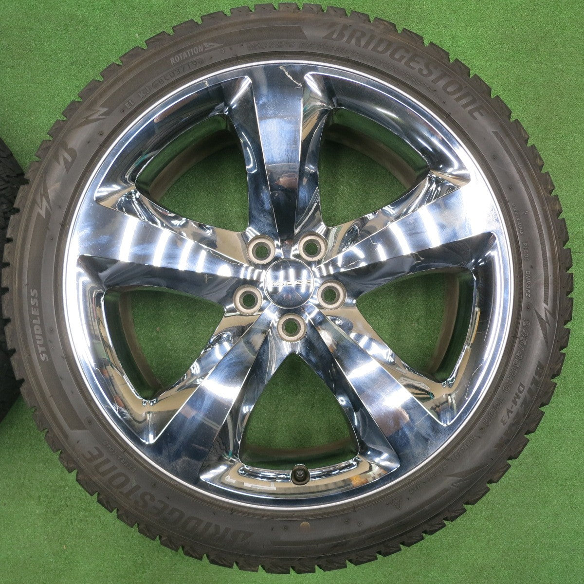 [送料無料] バリ溝！8.5分★ダッジ チャレンジャー 純正 245/45R20 スタッドレス ブリヂストン ブリザック DM-V3 20インチ PCD115/5H★4110908NJス