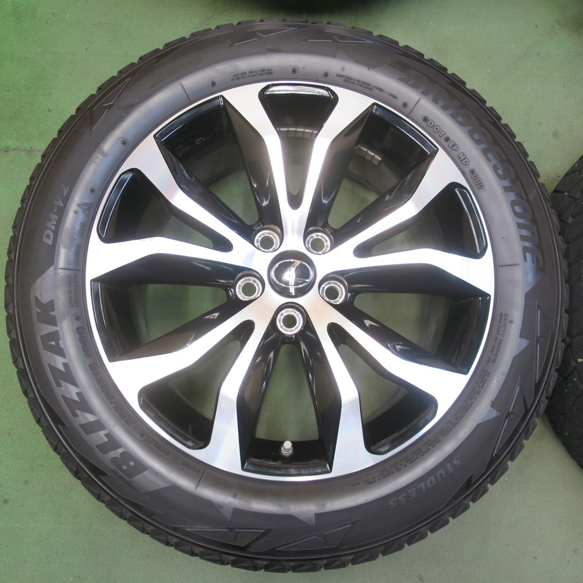 センサー付き！キレイ◎レクサス 10系 NX Fスポーツ 純正 225/60R18 スタッドレス ブリヂストン ブリザック DM-V2 18インチ PCD114.3/5H◎6092309イス