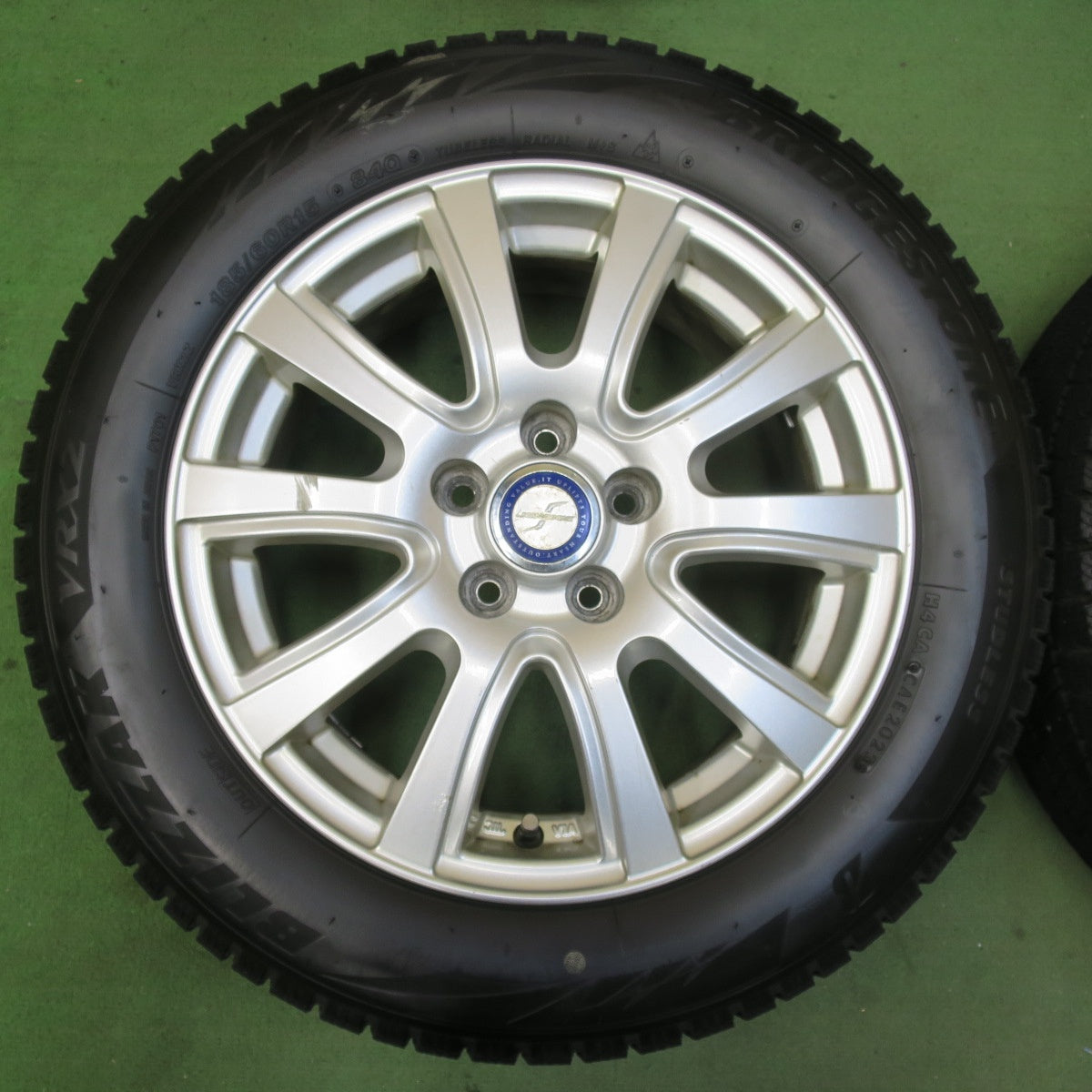 バリ溝！23年！8.5分★シエンタ 等 185/60R15 スタッドレス ブリヂストン ブリザック VRX2 JENEIGE 15インチ PCD100/5H★5103104イス