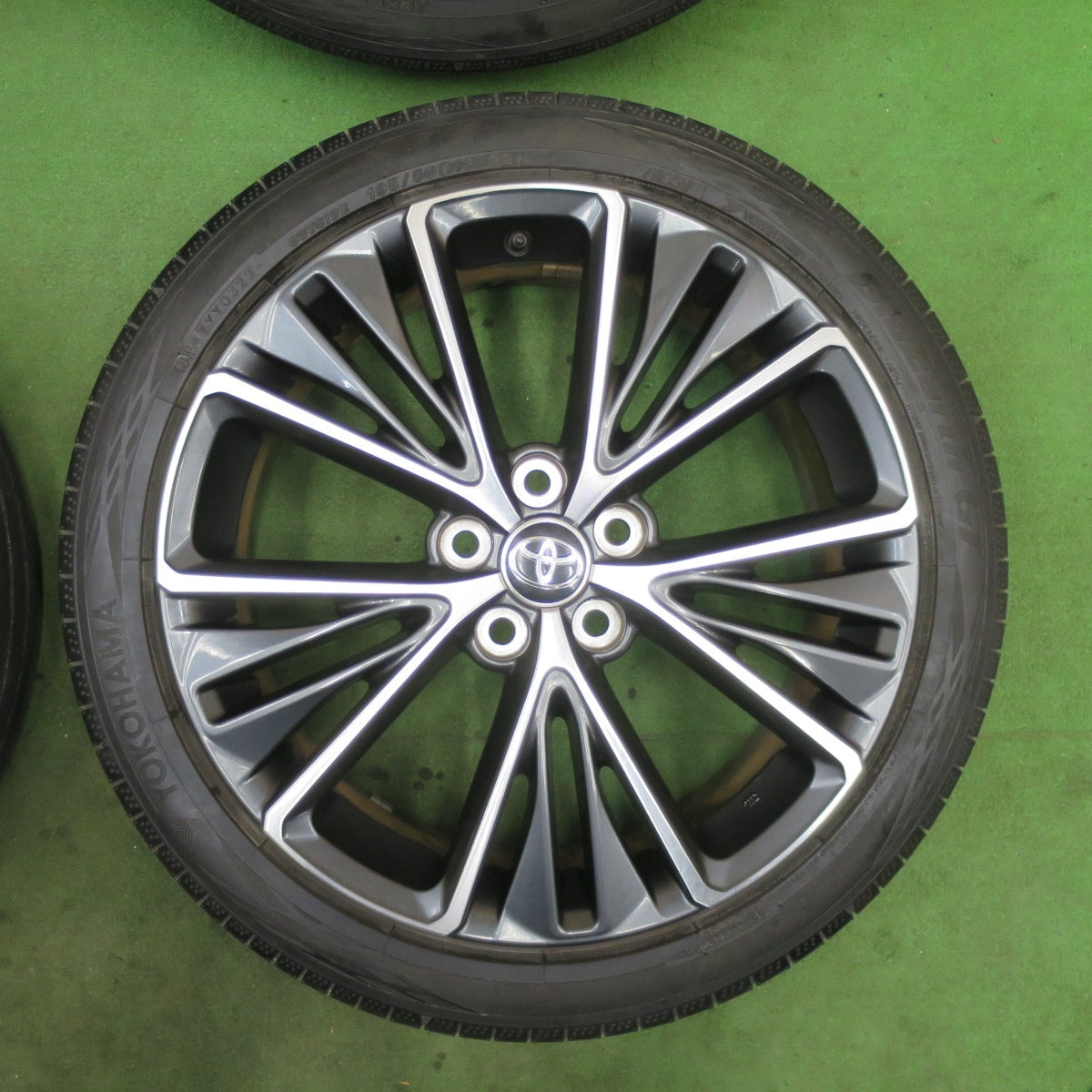 キレイ！23年★トヨタ 60系 プリウス Zグレード 純正 195/50R19 ヨコハマ BluEarth-GT AE51J 19インチ ブルーアース PCD114.3/5H★6022112TTノ