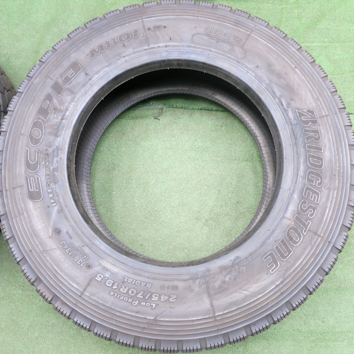 *送料無料* バリ溝！22年！9.5分★トラック タイヤ 245/70R19.5 136/134J ブリヂストン エコピア M801Ⅱ ミックス オールシーズン 19.5インチ★4071004HAノタ