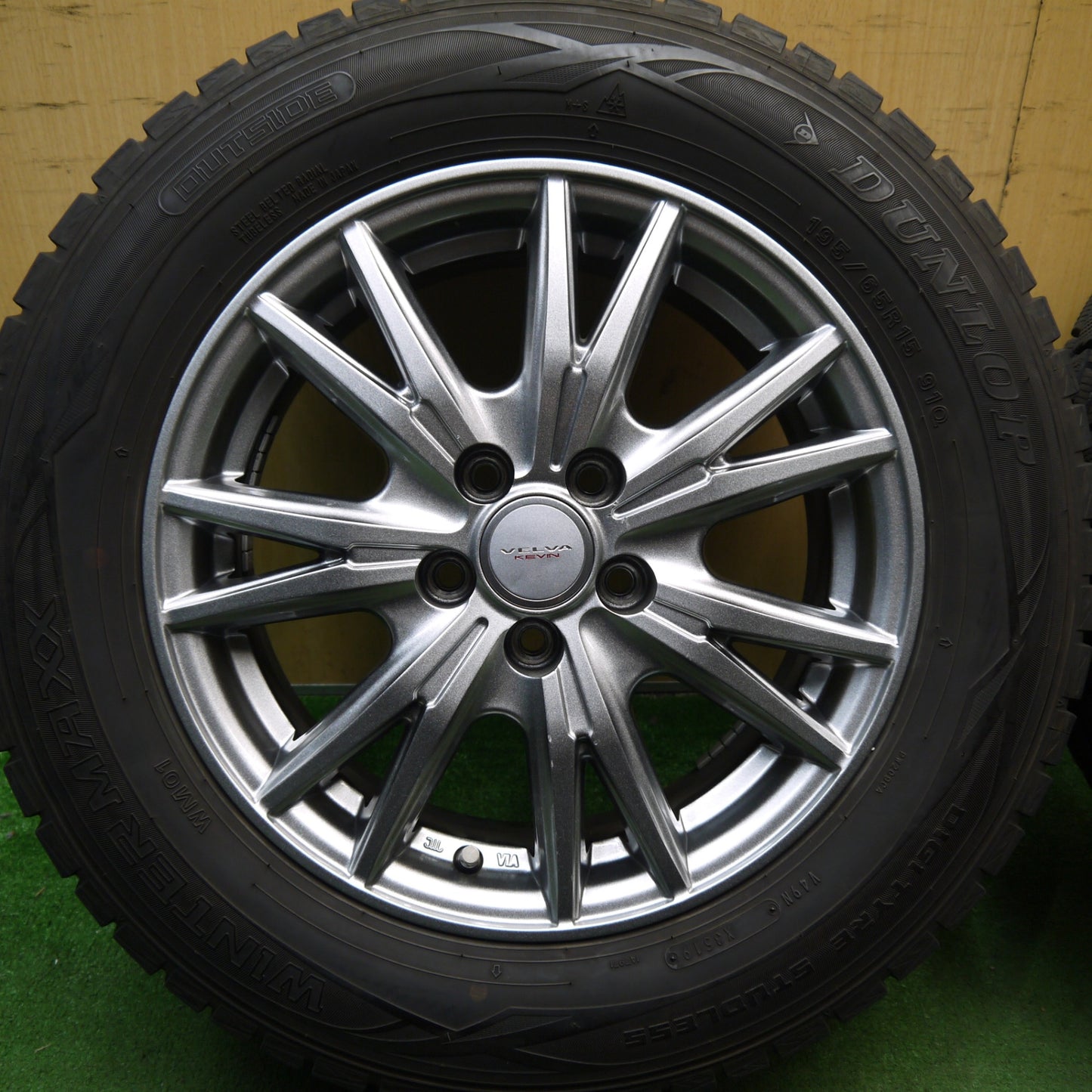 バリ溝！キレイ！9分★プリウス 等 195/65R15 スタッドレス ダンロップ ウインターマックス WM01 VELVA KEVIN ヴェルヴァ ケヴィン 15インチ PCD100/5H★5100105Hス