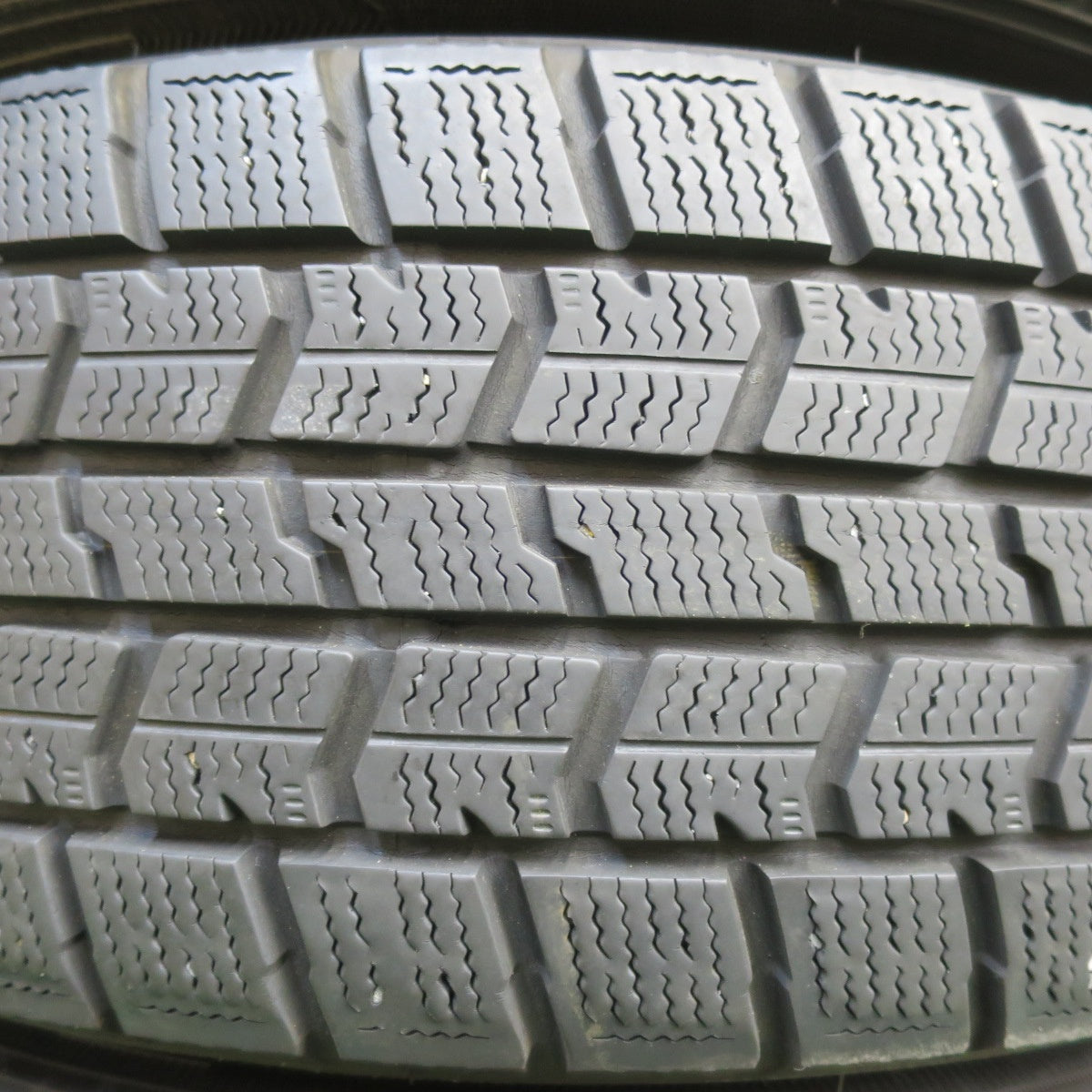 [送料無料] キレイ！21年★プリウス 等 195/65R15 スタッドレス グッドイヤー アイスナビ7 ravrion RS01 ラブリオン 15インチ PCD100/5H★4103109イス
