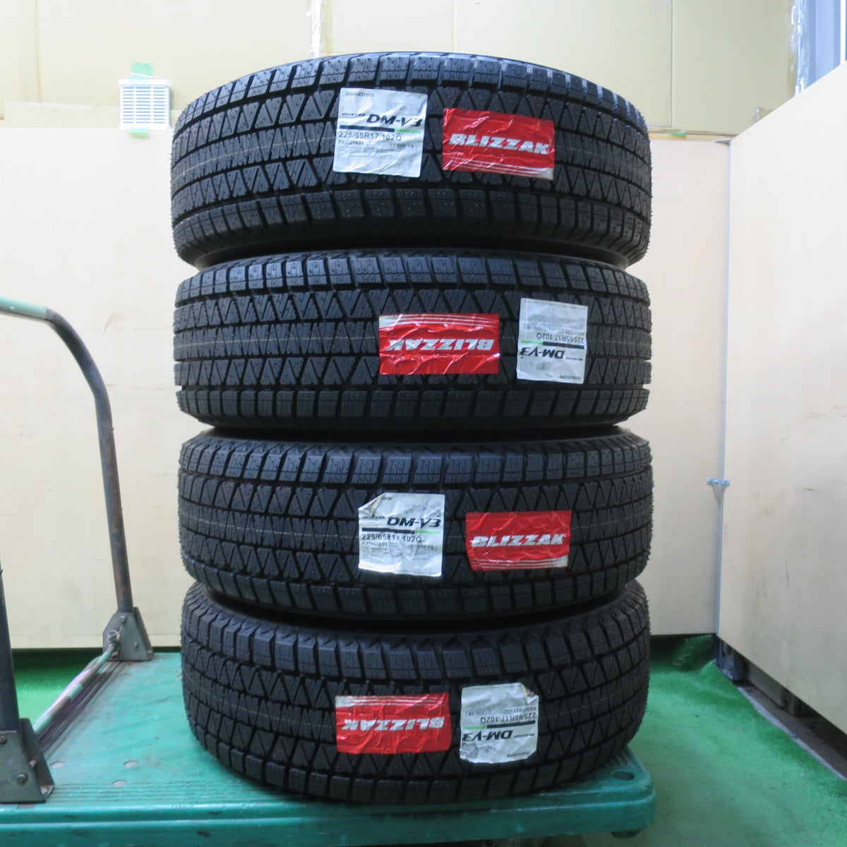 未使用！24年★40系 アルファード 等 Devotion AME 225/65R17 スタッドレス ブリヂストン ブリザック DM-V3 17インチ ディヴォーション PCD120/5H★5112604イス