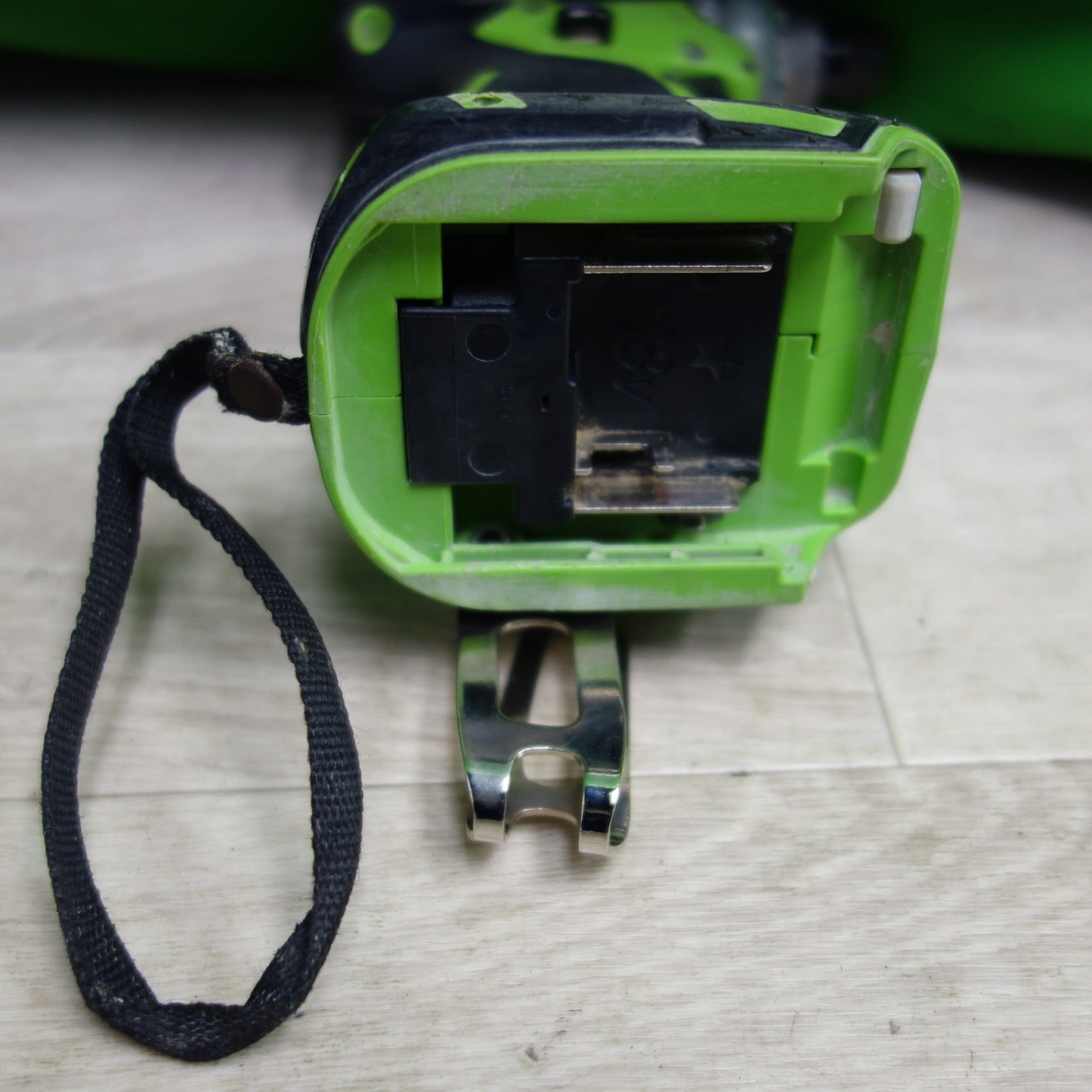 [送料無料] ☆マキタ 18V 充電式 インパクトドライバ TD147D 本体のみ 電動 工具 DIY 大工 道具 ライム色 黄緑☆