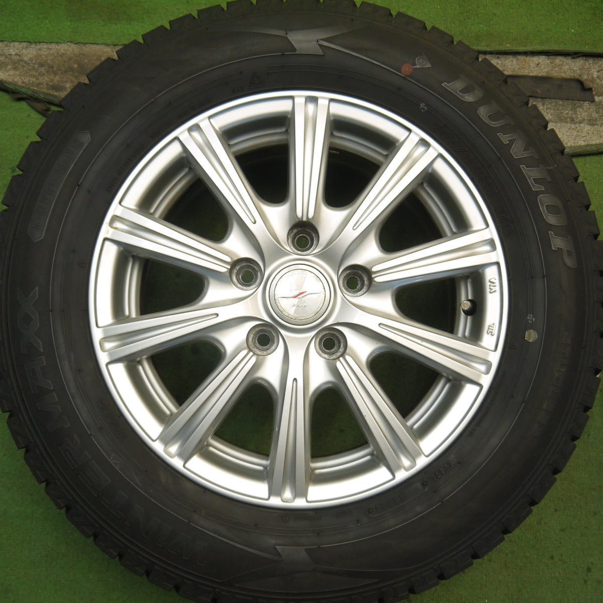 バリ溝！24年！キレイ！9.5分◎スタッドレス 205/65R15 ダンロップ ウインターマックス WM02 JOKER ジョーカー 15インチ PCD114.3/5H◎6090701Hス