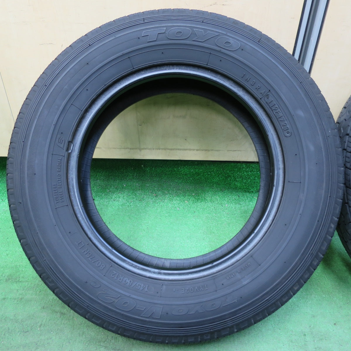 [送料無料] バリ溝！23年！8.5分★軽 トラック バン 145/80R12 80/78N トーヨー V-02e タイヤ 12インチ★5022802イノタ