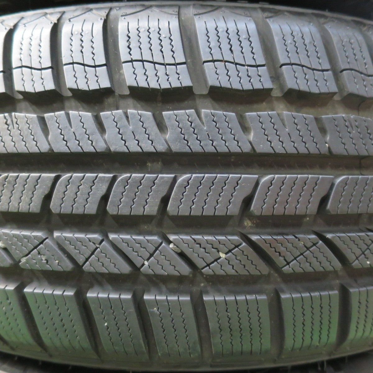 バリ溝！23年！9.5分★スタッドレス 195/55R16 モモ NORTH POLE W-2 タイヤ 16インチ  アクア アクシオ フィールダー ヴィッツ ノート フリード デミオ 等★5011003イスタ