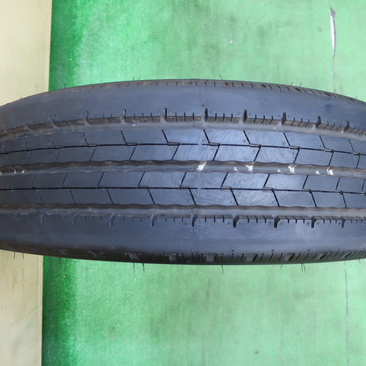 [送料無料] 新車外し！24年！ほぼ未使用★トラック タイヤ 205/75R16 113/111N ダンロップ エナセーブ SPLT 50A 16インチ★4092408イノタ