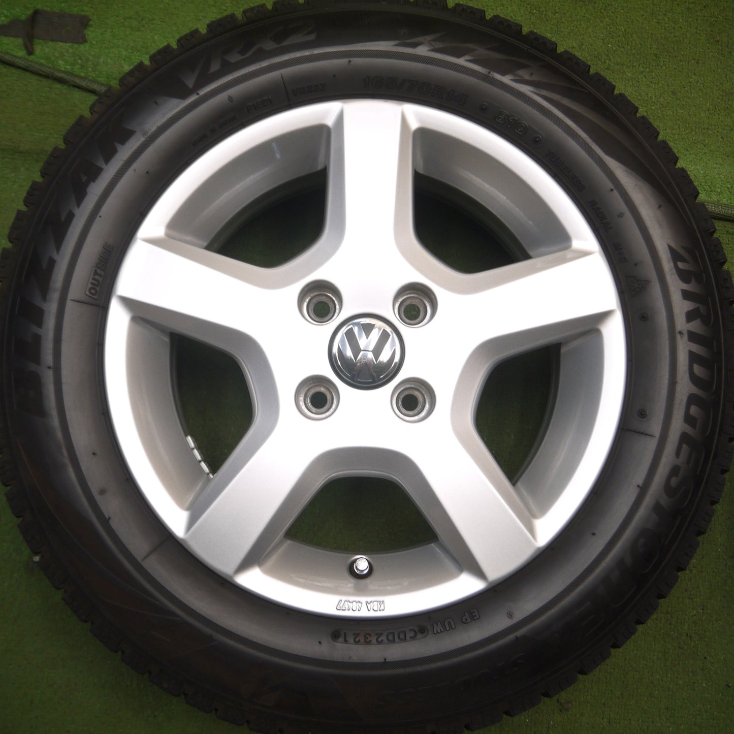*送料無料* バリ溝！21年！キレイ！9分★ワーゲン UP! 純正 165/70R14 スタッドレス ブリヂストン ブリザック VRX2 アップ PCD100/4H★4061102Hス