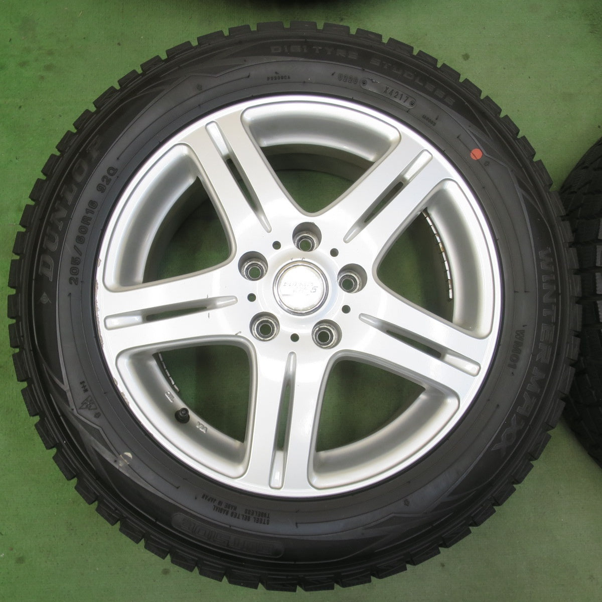 バリ溝！キレイ！9.5分★スタッドレス 205/60R16 ダンロップ ウインターマックス WM01 DUFACT DF5 デュファクト 16インチ PCD114.3/5H★6042713イス
