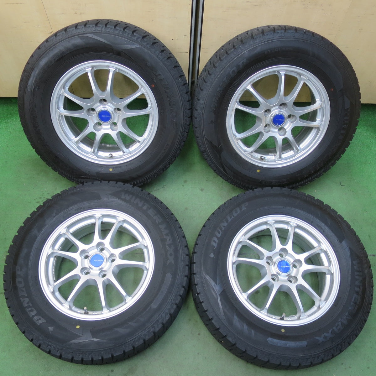 バリ溝！キレイ！9.5分★スタッドレス 225/70R16 ダンロップ ウインターマックス WM02 ECO FORME エコフォルム 16インチ PCD114.3/5H★6021108イス
